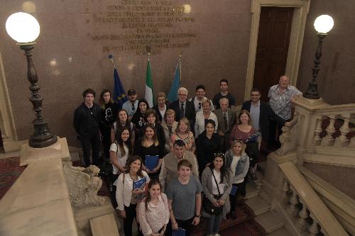 L'assessore regionale ai Corregionali all'estero del Friuli Venezia Giulia, Pierpaolo Roberti, con i ragazzi e ragazze discendenti da emigrati di origine giuliana che hanno partecipato al 20. stage Giovani organizzato dall'Associazione Giuliani nel Mondo (Agm), accompagnati da presidente e direttore dell'Agm, Dario Locchi e Fabio Giberna,. Presenti anche cinque ultrasettantenni originari di Pirano, Monfalcone, Capodistria e Pola, attualmente residenti in Uruguay, Australia e Brasile, protagonisti della 7a edizione del soggiorno EverGreen.
